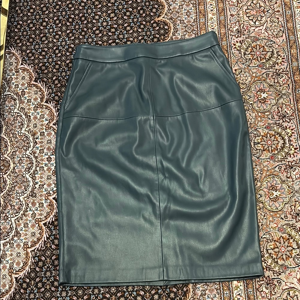 Elegant Green Leather Skirt. New never worn